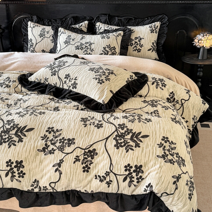 91家纺网 家纺一手货源 找家纺 宅家居 2025新款热卖热款轻法式复古赫本风绒高克重浮雕花牛奶绒四件套烂花韩版黑色花边三件套 叶语悠然