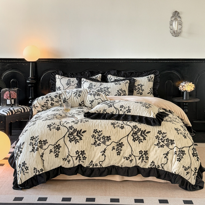 91家纺网 家纺一手货源 找家纺 宅家居 2025新款热卖热款轻法式复古赫本风绒高克重浮雕花牛奶绒四件套烂花韩版黑色花边三件套 叶语悠然