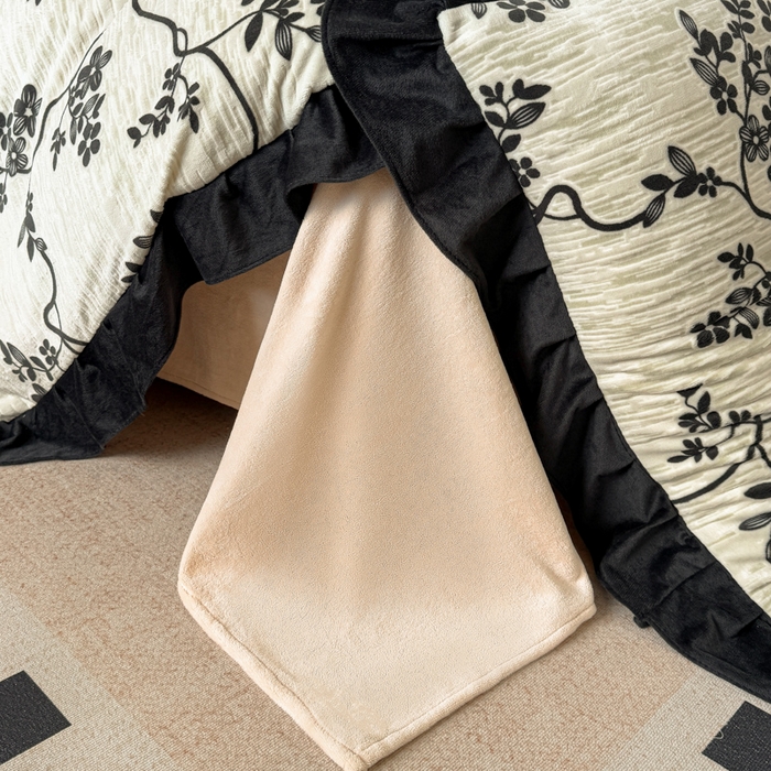 91家纺网 家纺一手货源 找家纺 宅家居 2025新款热卖热款轻法式复古赫本风绒高克重浮雕花牛奶绒四件套烂花韩版黑色花边三件套 叶语悠然