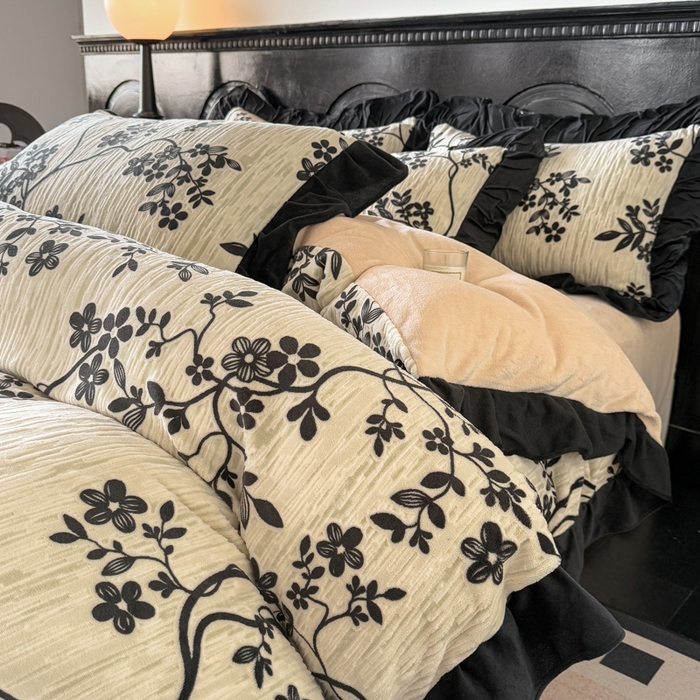 91家纺网 家纺一手货源 找家纺 宅家居 2025新款热卖热款轻法式复古赫本风绒高克重浮雕花牛奶绒四件套烂花韩版黑色花边三件套 叶语悠然