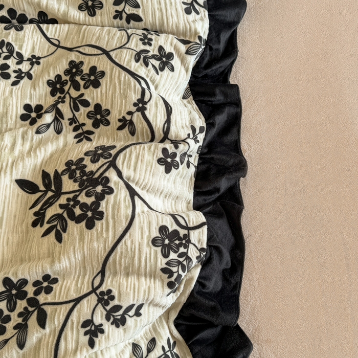 91家纺网 家纺一手货源 找家纺 宅家居 2025新款热卖热款轻法式复古赫本风绒高克重浮雕花牛奶绒四件套烂花韩版黑色花边三件套 叶语悠然