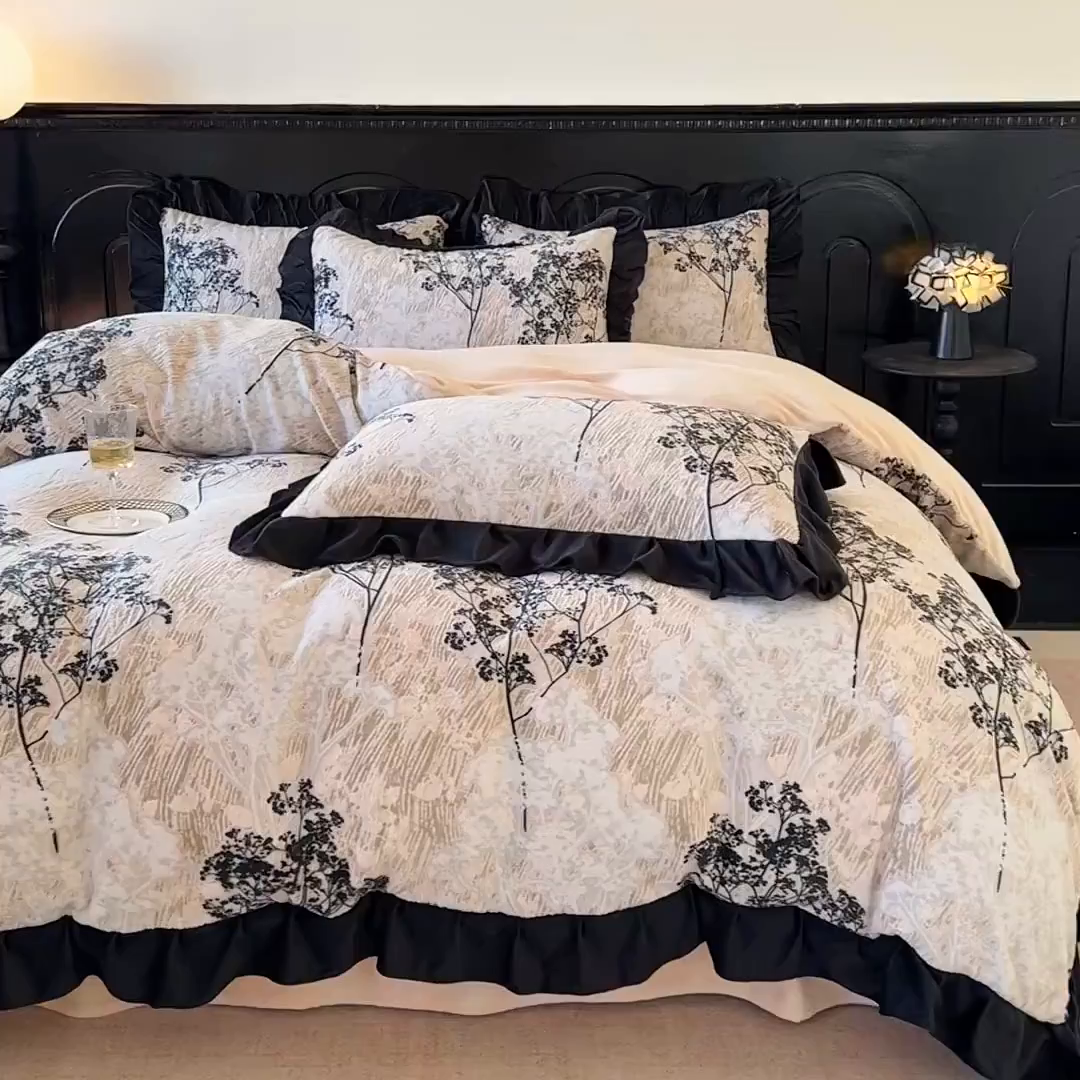 91家纺网 家纺一手货源 找家纺 宅家居 2025新款热卖热款轻法式复古赫本风绒高克重浮雕花牛奶绒四件套烂花韩版黑色花边三件套 丛林迷影