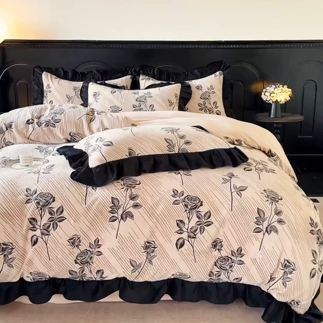 91家纺网 家纺一手货源 找家纺 宅家居 2025新款热卖热款轻法式复古赫本风绒高克重浮雕花牛奶绒四件套烂花韩版黑色花边三件套 壹枝玫瑰