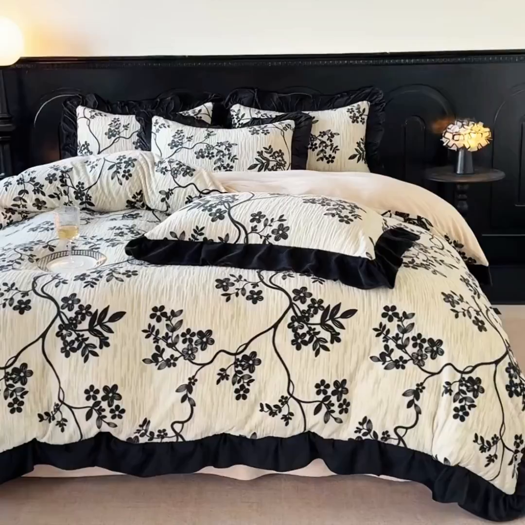 91家纺网 家纺一手货源 找家纺 宅家居 2025新款热卖热款轻法式复古赫本风绒高克重浮雕花牛奶绒四件套烂花韩版黑色花边三件套 叶语悠然