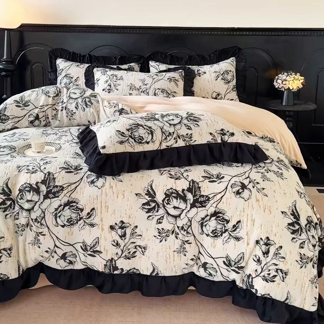 91家纺网 家纺一手货源 找家纺 宅家居 2025新款热卖热款轻法式复古赫本风绒高克重浮雕花牛奶绒四件套烂花韩版黑色花边三件套 花岸澜庭