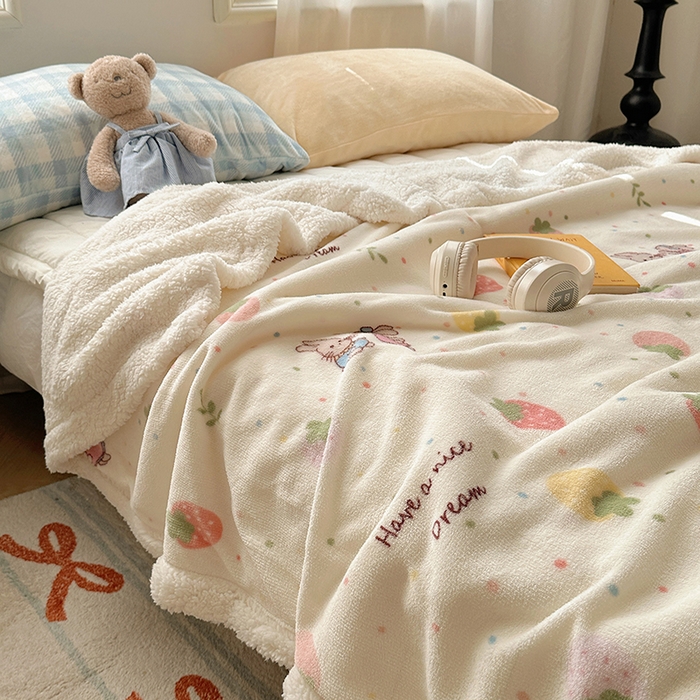 91家纺网 家纺一手货源 找家纺 小叮当家纺仓储工厂店 买家秀 爆款花型2025新款牛奶绒洛丽塔小清新印花系列毛毯毯子 幸运草莓