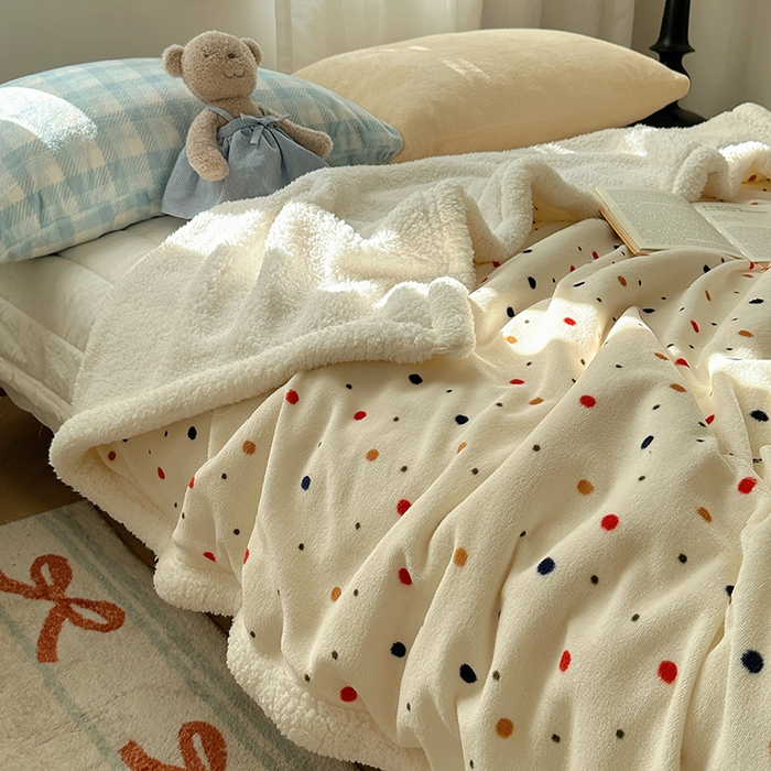 91家纺网 家纺一手货源 找家纺 小叮当家纺仓储工厂店 买家秀 爆款花型2025新款牛奶绒洛丽塔小清新印花系列毛毯毯子 波尔卡