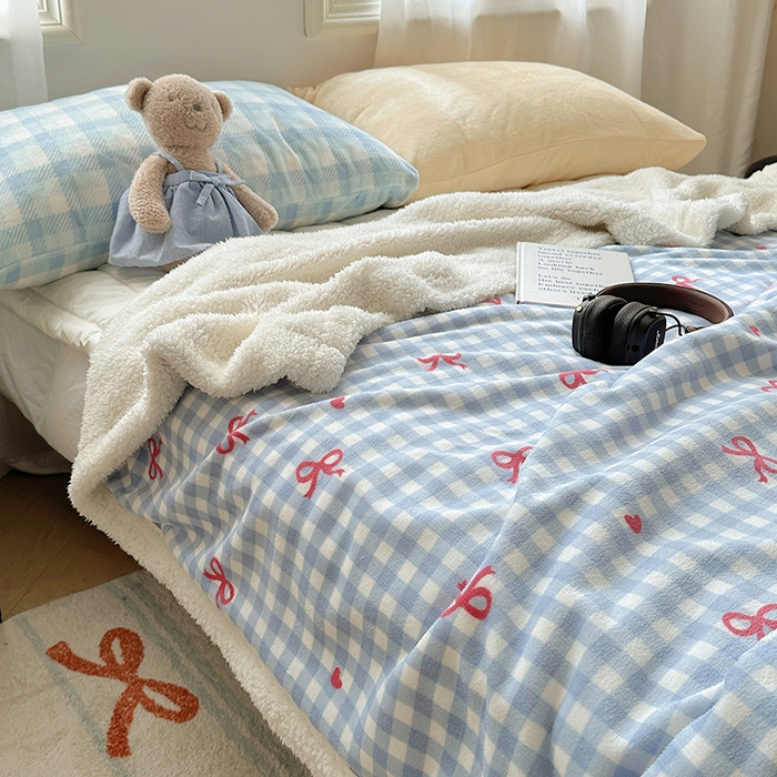 91家纺网 家纺一手货源 找家纺 小叮当家纺仓储工厂店 买家秀 爆款花型2025新款牛奶绒洛丽塔小清新印花系列毛毯毯子 蓝格少女心