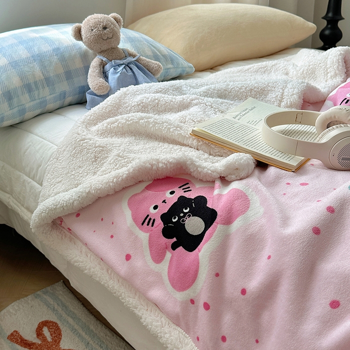 91家纺网 家纺一手货源 找家纺 小叮当家纺仓储工厂店 买家秀 爆款花型2025新款牛奶绒洛丽塔小清新印花系列毛毯毯子 皮皮猫