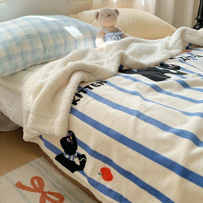 91家纺网 家纺一手货源 找家纺 小叮当家纺仓储工厂店 买家秀 爆款花型2025新款牛奶绒洛丽塔小清新印花系列毛毯毯子 条纹猫