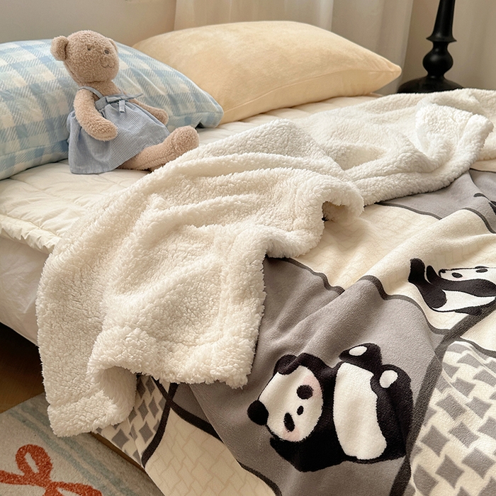 91家纺网 家纺一手货源 找家纺 小叮当家纺仓储工厂店 买家秀 爆款花型2025新款牛奶绒洛丽塔小清新印花系列毛毯毯子 熊猫皮皮