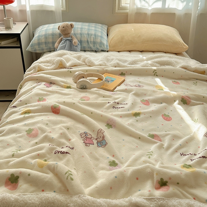 91家纺网 家纺一手货源 找家纺 小叮当家纺仓储工厂店 买家秀 爆款花型2025新款牛奶绒洛丽塔小清新印花系列毛毯毯子 幸运草莓