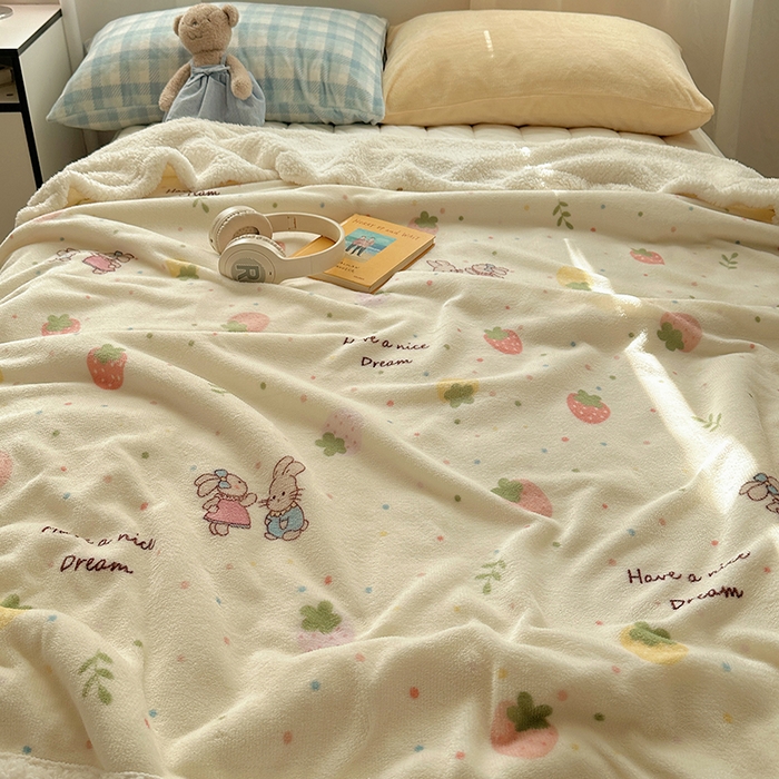 91家纺网 家纺一手货源 找家纺 小叮当家纺仓储工厂店 买家秀 爆款花型2025新款牛奶绒洛丽塔小清新印花系列毛毯毯子 幸运草莓