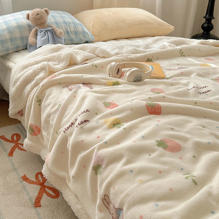 91家纺网 家纺一手货源 找家纺 小叮当家纺仓储工厂店 买家秀 爆款花型2025新款牛奶绒洛丽塔小清新印花系列毛毯毯子 幸运草莓