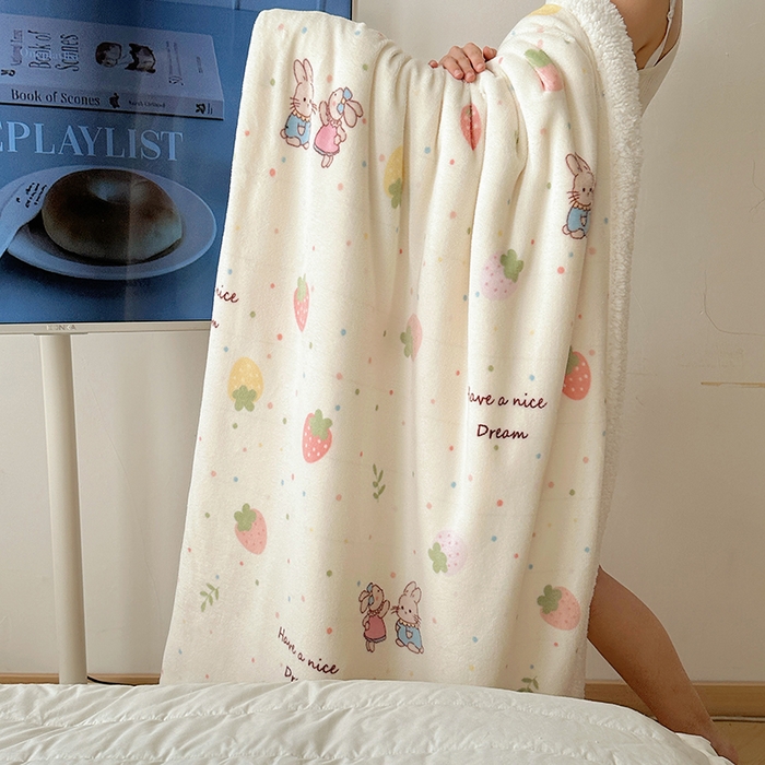 91家纺网 家纺一手货源 找家纺 小叮当家纺仓储工厂店 买家秀 爆款花型2025新款牛奶绒洛丽塔小清新印花系列毛毯毯子 幸运草莓