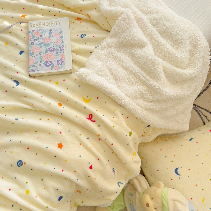 91家纺网 家纺一手货源 找家纺 小叮当家纺仓储工厂店 买家秀 爆款花型2025新款牛奶绒洛丽塔小清新印花系列毛毯毯子 芝士酪