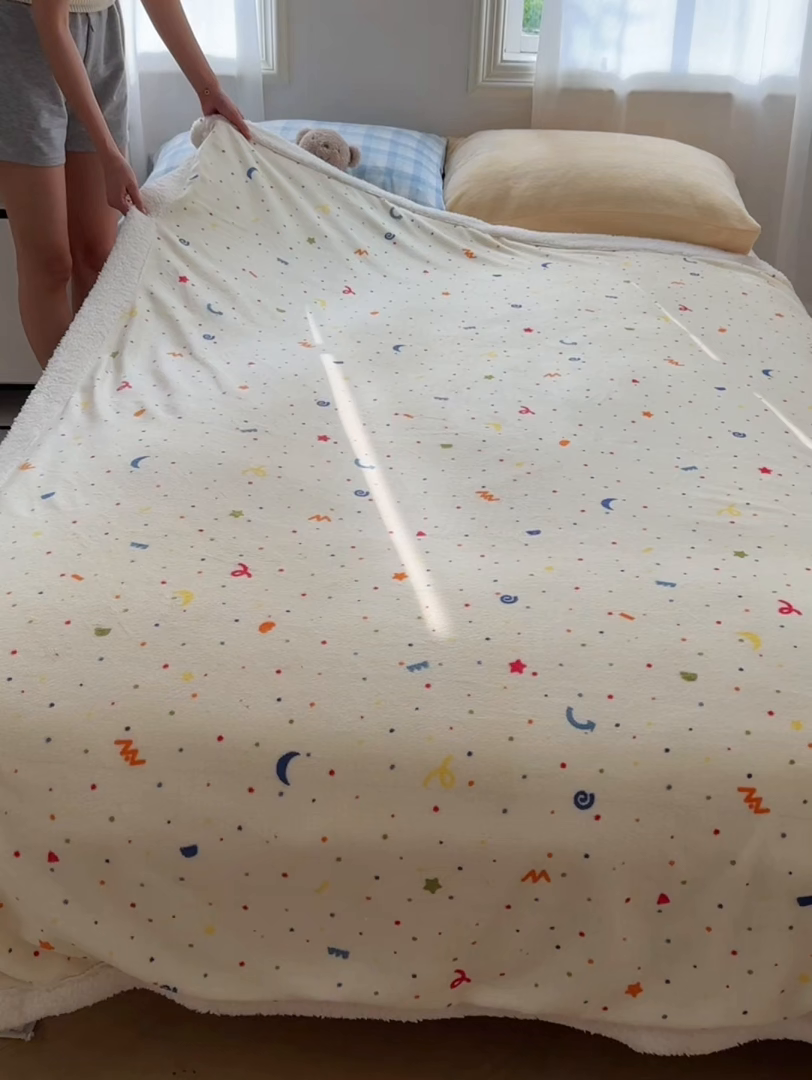 91家纺网 家纺一手货源 找家纺 小叮当家纺仓储工厂店 买家秀 爆款花型2025新款牛奶绒洛丽塔小清新印花系列毛毯毯子 芝士酪