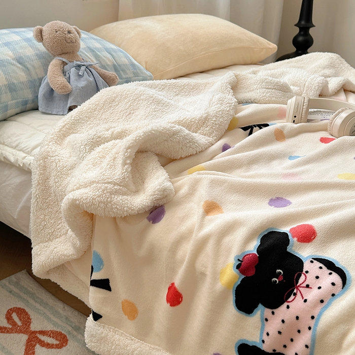 91家纺网 家纺一手货源 找家纺 小叮当家纺仓储工厂店 买家秀 爆款花型2025新款牛奶绒洛丽塔小清新印花系列毛毯毯子 波点狗