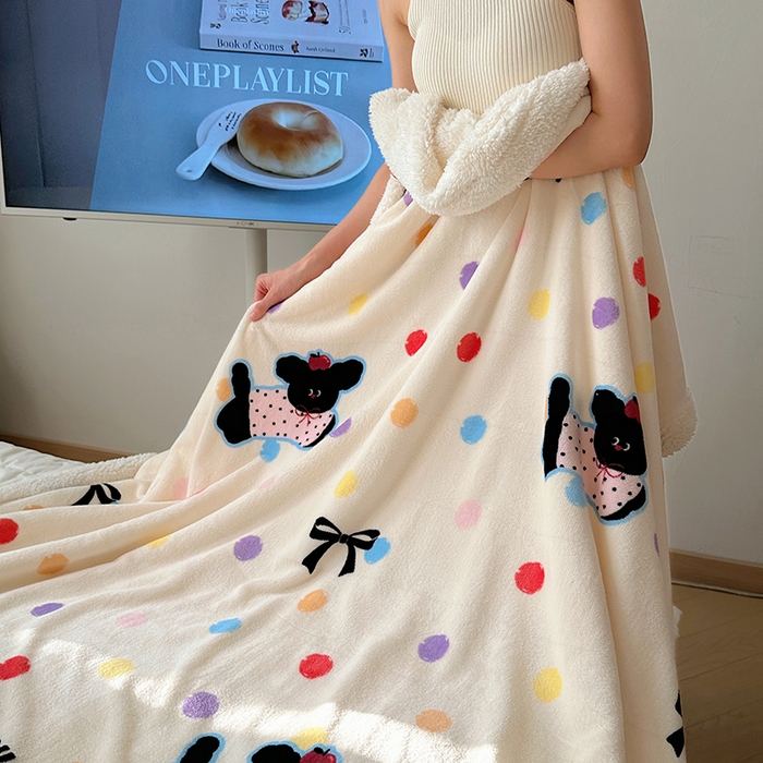 91家纺网 家纺一手货源 找家纺 小叮当家纺仓储工厂店 买家秀 爆款花型2025新款牛奶绒洛丽塔小清新印花系列毛毯毯子 波点狗