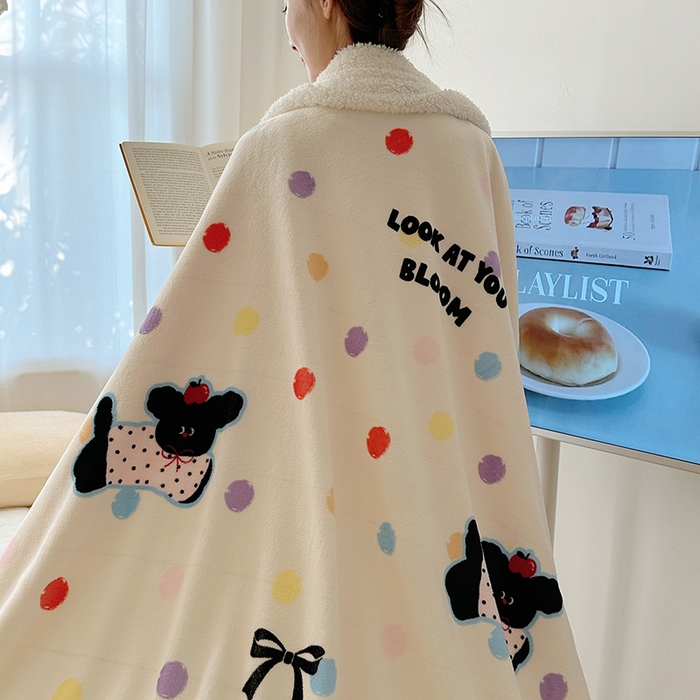 91家纺网 家纺一手货源 找家纺 小叮当家纺仓储工厂店 买家秀 爆款花型2025新款牛奶绒洛丽塔小清新印花系列毛毯毯子 波点狗