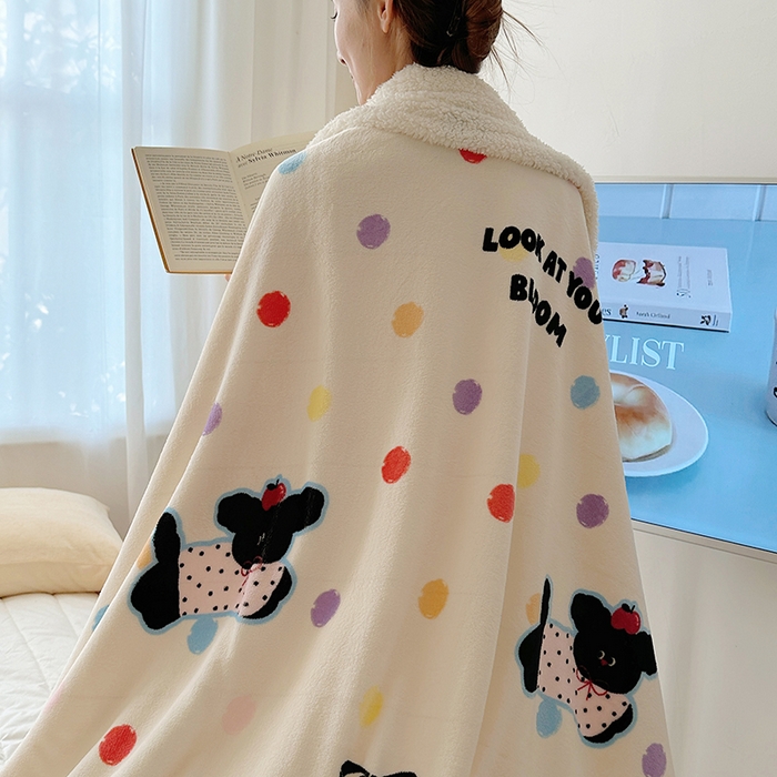 91家纺网 家纺一手货源 找家纺 小叮当家纺仓储工厂店 买家秀 爆款花型2025新款牛奶绒洛丽塔小清新印花系列毛毯毯子 波点狗