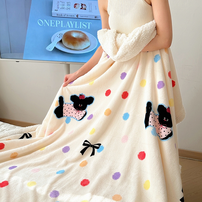 91家纺网 家纺一手货源 找家纺 小叮当家纺仓储工厂店 买家秀 爆款花型2025新款牛奶绒洛丽塔小清新印花系列毛毯毯子 波点狗