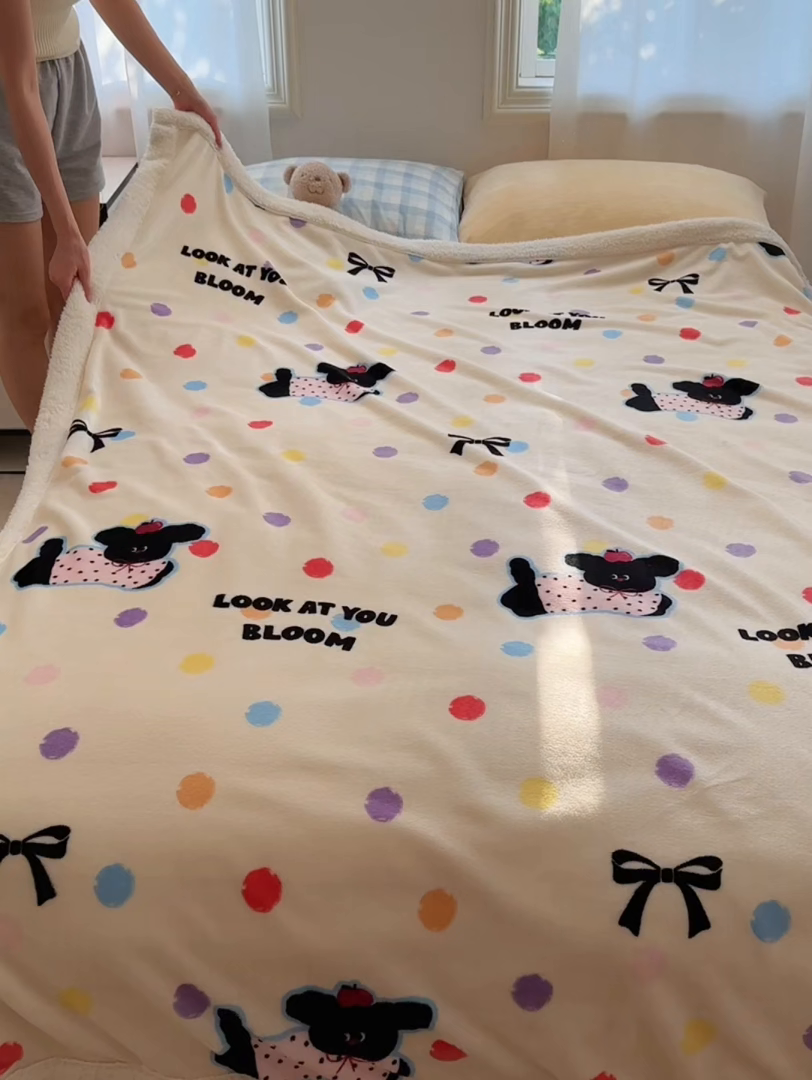 91家纺网 家纺一手货源 找家纺 小叮当家纺仓储工厂店 买家秀 爆款花型2025新款牛奶绒洛丽塔小清新印花系列毛毯毯子 波点狗