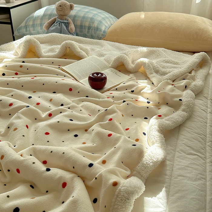 91家纺网 家纺一手货源 找家纺 小叮当家纺仓储工厂店 买家秀 爆款花型2025新款牛奶绒洛丽塔小清新印花系列毛毯毯子 波尔卡