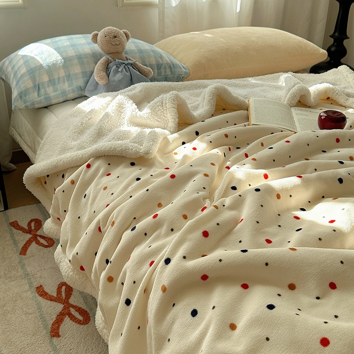 91家纺网 家纺一手货源 找家纺 小叮当家纺仓储工厂店 买家秀 爆款花型2025新款牛奶绒洛丽塔小清新印花系列毛毯毯子 波尔卡