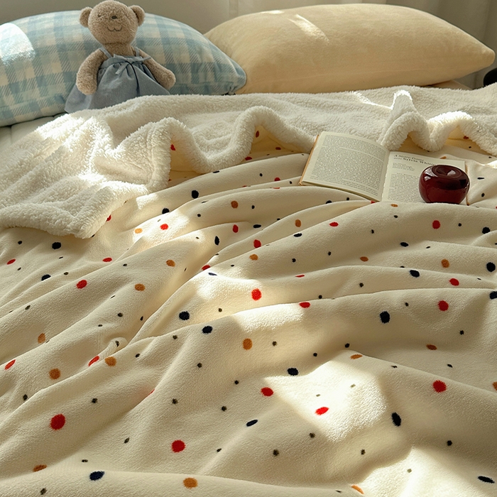 91家纺网 家纺一手货源 找家纺 小叮当家纺仓储工厂店 买家秀 爆款花型2025新款牛奶绒洛丽塔小清新印花系列毛毯毯子 波尔卡