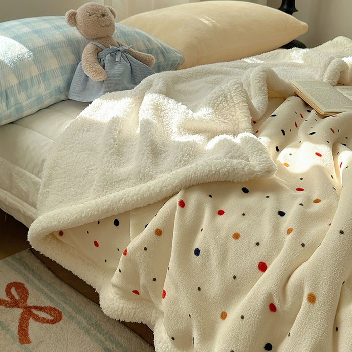 91家纺网 家纺一手货源 找家纺 小叮当家纺仓储工厂店 买家秀 爆款花型2025新款牛奶绒洛丽塔小清新印花系列毛毯毯子 波尔卡