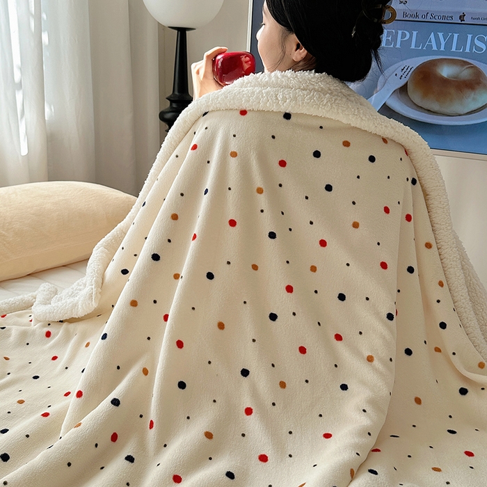 91家纺网 家纺一手货源 找家纺 小叮当家纺仓储工厂店 买家秀 爆款花型2025新款牛奶绒洛丽塔小清新印花系列毛毯毯子 波尔卡