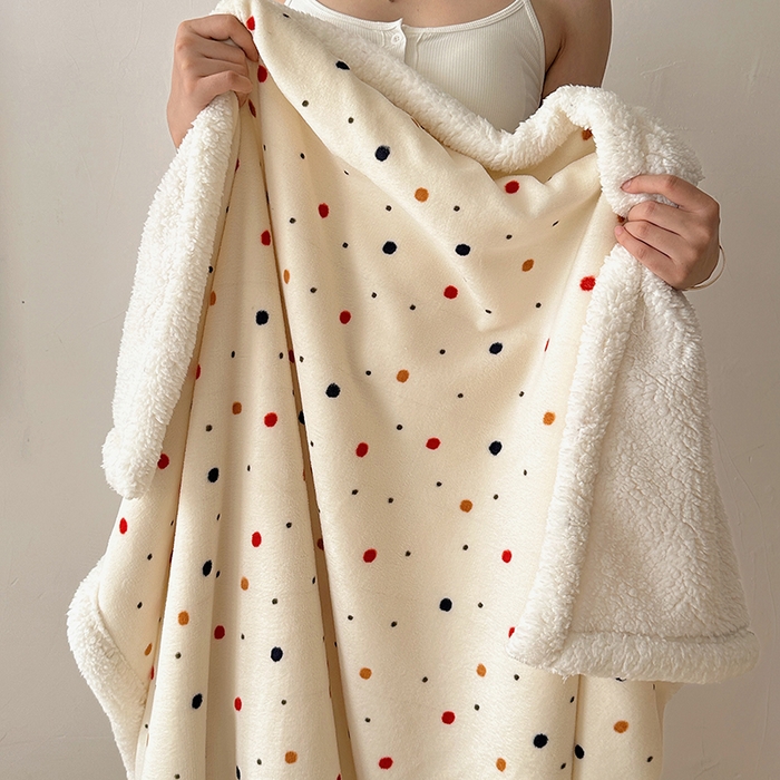 91家纺网 家纺一手货源 找家纺 小叮当家纺仓储工厂店 买家秀 爆款花型2025新款牛奶绒洛丽塔小清新印花系列毛毯毯子 波尔卡