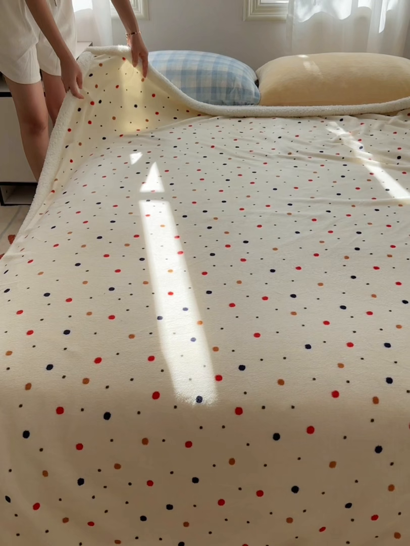 91家纺网 家纺一手货源 找家纺 小叮当家纺仓储工厂店 买家秀 爆款花型2025新款牛奶绒洛丽塔小清新印花系列毛毯毯子 波尔卡