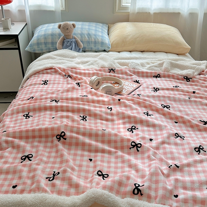 91家纺网 家纺一手货源 找家纺 小叮当家纺仓储工厂店 买家秀 爆款花型2025新款牛奶绒洛丽塔小清新印花系列毛毯毯子 粉格少女心