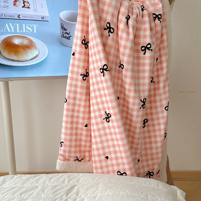 91家纺网 家纺一手货源 找家纺 小叮当家纺仓储工厂店 买家秀 爆款花型2025新款牛奶绒洛丽塔小清新印花系列毛毯毯子 粉格少女心