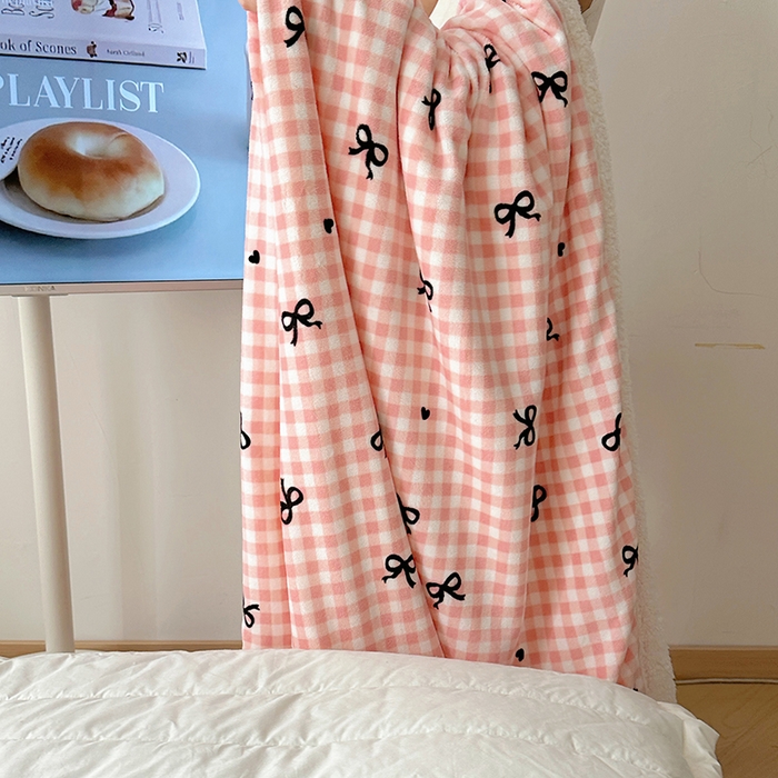 91家纺网 家纺一手货源 找家纺 小叮当家纺仓储工厂店 买家秀 爆款花型2025新款牛奶绒洛丽塔小清新印花系列毛毯毯子 粉格少女心