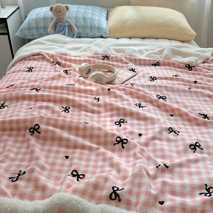 91家纺网 家纺一手货源 找家纺 小叮当家纺仓储工厂店 买家秀 爆款花型2025新款牛奶绒洛丽塔小清新印花系列毛毯毯子 粉格少女心