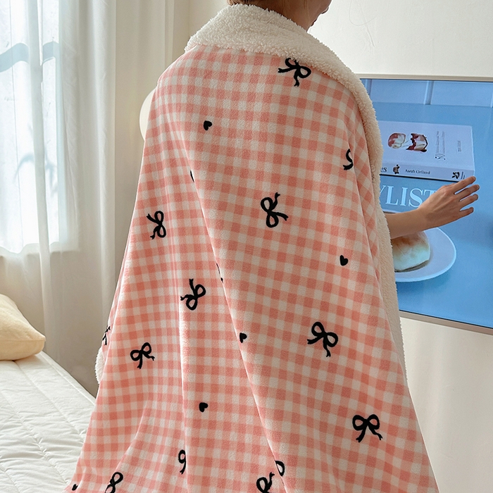 91家纺网 家纺一手货源 找家纺 小叮当家纺仓储工厂店 买家秀 爆款花型2025新款牛奶绒洛丽塔小清新印花系列毛毯毯子 粉格少女心