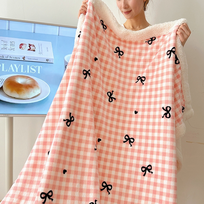 91家纺网 家纺一手货源 找家纺 小叮当家纺仓储工厂店 买家秀 爆款花型2025新款牛奶绒洛丽塔小清新印花系列毛毯毯子 粉格少女心