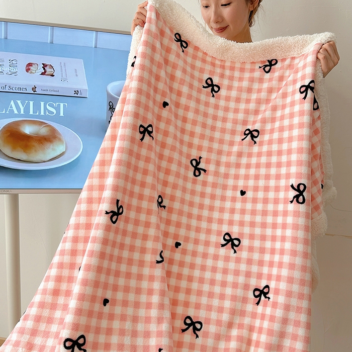 91家纺网 家纺一手货源 找家纺 小叮当家纺仓储工厂店 买家秀 爆款花型2025新款牛奶绒洛丽塔小清新印花系列毛毯毯子 粉格少女心