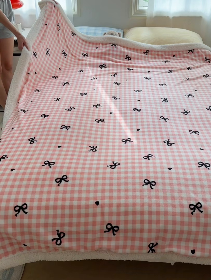 91家纺网 家纺一手货源 找家纺 小叮当家纺仓储工厂店 买家秀 爆款花型2025新款牛奶绒洛丽塔小清新印花系列毛毯毯子 粉格少女心