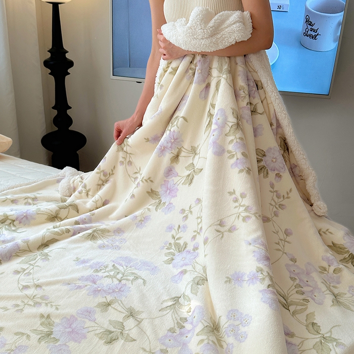 91家纺网 家纺一手货源 找家纺 小叮当家纺仓储工厂店 买家秀 爆款花型2025新款牛奶绒洛丽塔小清新印花系列毛毯毯子 花满城米