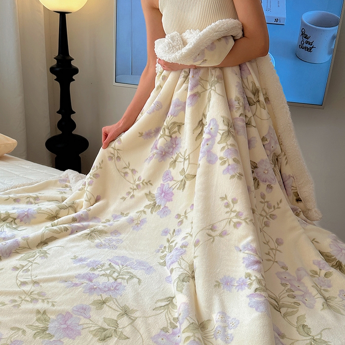 91家纺网 家纺一手货源 找家纺 小叮当家纺仓储工厂店 买家秀 爆款花型2025新款牛奶绒洛丽塔小清新印花系列毛毯毯子 花满城米