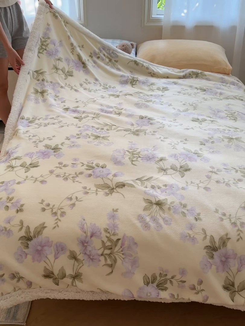 91家纺网 家纺一手货源 找家纺 小叮当家纺仓储工厂店 买家秀 爆款花型2025新款牛奶绒洛丽塔小清新印花系列毛毯毯子 花满城米