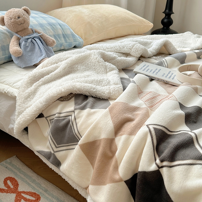 小叮当家纺仓储工厂店 买家秀 爆款花型2025新款牛奶绒洛丽塔小清新印花系列毛毯毯子 几何空间