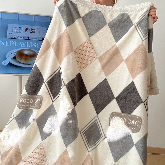 91家纺网 家纺一手货源 找家纺 小叮当家纺仓储工厂店 买家秀 爆款花型2025新款牛奶绒洛丽塔小清新印花系列毛毯毯子 几何空间