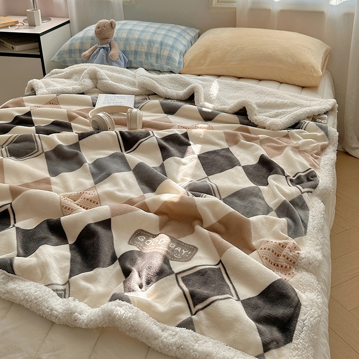 91家纺网 家纺一手货源 找家纺 小叮当家纺仓储工厂店 买家秀 爆款花型2025新款牛奶绒洛丽塔小清新印花系列毛毯毯子 几何空间