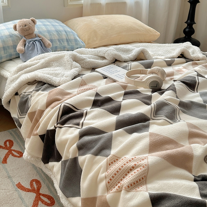 91家纺网 家纺一手货源 找家纺 小叮当家纺仓储工厂店 买家秀 爆款花型2025新款牛奶绒洛丽塔小清新印花系列毛毯毯子 几何空间