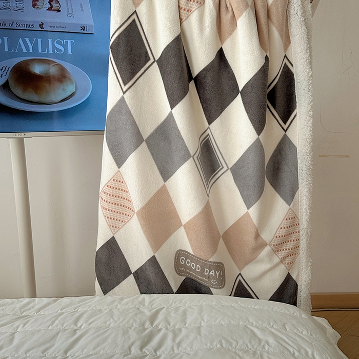 91家纺网 家纺一手货源 找家纺 小叮当家纺仓储工厂店 买家秀 爆款花型2025新款牛奶绒洛丽塔小清新印花系列毛毯毯子 几何空间